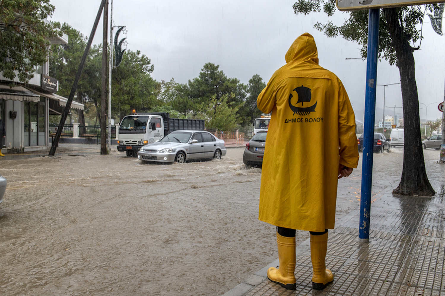 Κακοκαιρία Elias: Απαγόρευση κυκλοφορίας στην ευρύτερη περιοχή του Βόλου, μήνυμα του 112