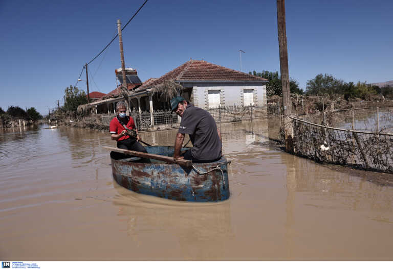 Ακόμα μια μέρα μάχης με τις λάσπες στην Καρδίτσα - Φόβοι για νέες πλημμύρες από τα φουσκωμένα ποτάμια και εκκενώσεις χωριών