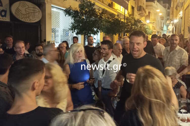 Ο Στέφανος Κασσελάκης με χαλαρή διάθεση σε μπαρ στο κέντρο της Αθήνας