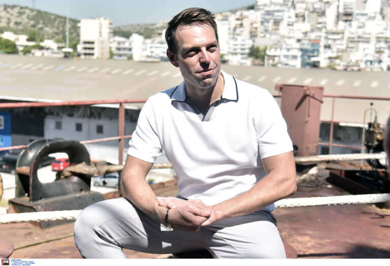 «Ο Στέφανος, μικρός, είχε ταμπέλα στο γραφείο του που έλεγε "χτυπάτε την πόρτα του πρωθυπουργού"» λέει ο πατέρας του