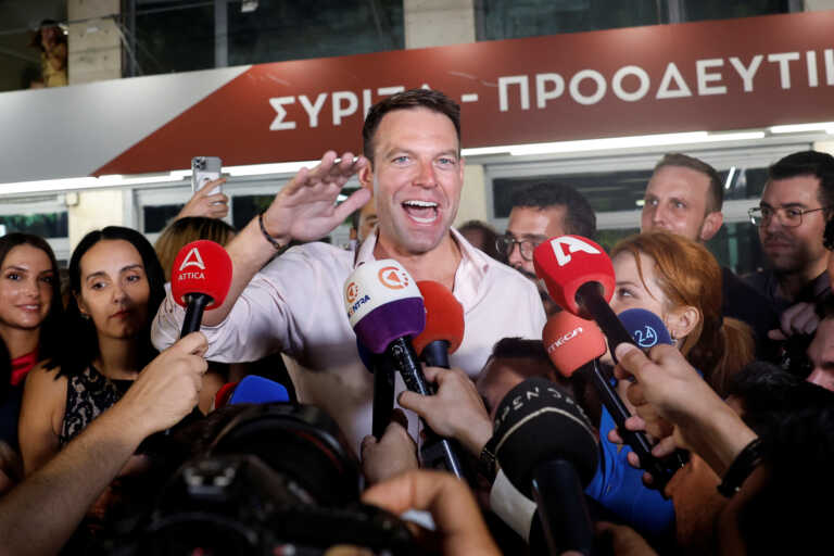 Η στιγμή που ο Στέφανος Κασσελακης μαθαίνει τη νίκη του στις εκλογές