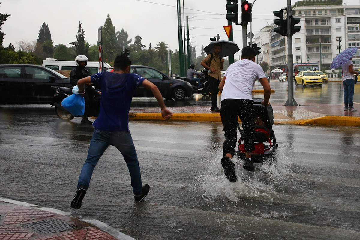 Καιρός – Meteo: Βροχές και καταιγίδες μέχρι το μεσημέρι της Τετάρτης 18/10