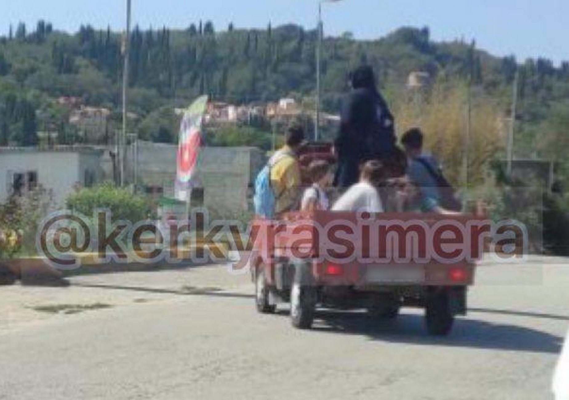 Κέρκυρα: Μαθητές πηγαίνουν σχολείο σε καρότσα αγροτικού – Τεράστιο πρόβλημα με τα λεωφορεία