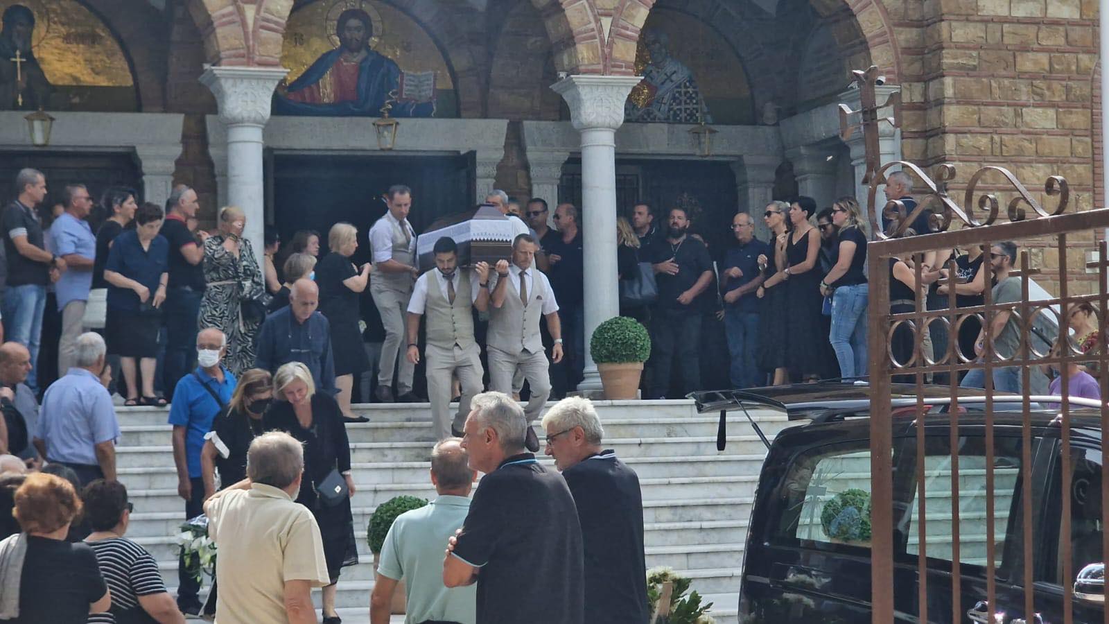 Θεσσαλονίκη: Σπαραγμός στις κηδείες μετά τη γυναικοκτονία στην Καλαμαριά – «Γιατί παιδί μου το έκανες αυτό»