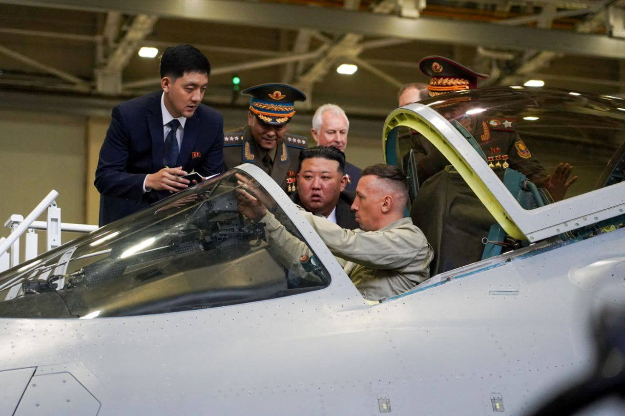 Κιμ Γιονγκ Ουν: Ο ηγέτης της Βόρειας Κορέας επισκέφθηκε εργοστάσιο κατασκευής αεροσκαφών στη Ρωσία