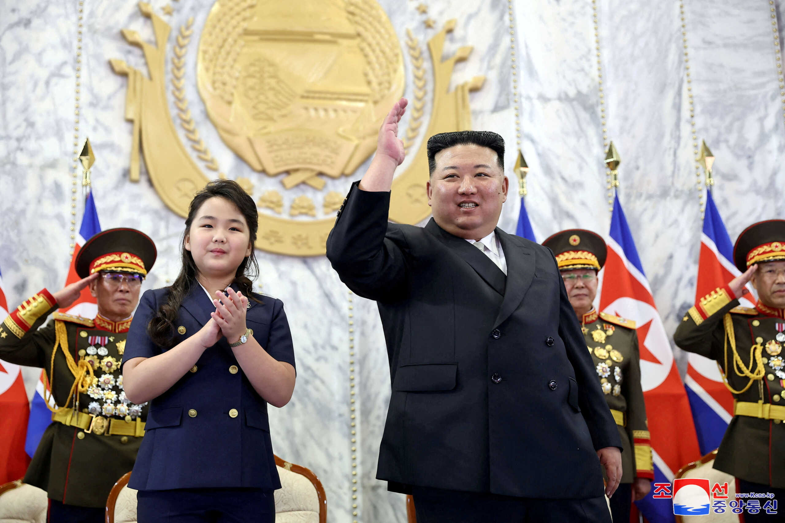 Βόρεια Κορέα: Ο Κιμ Γιονγκ Ουν με την κόρη του στην στρατιωτική παρέλαση για την εθνική επέτειο