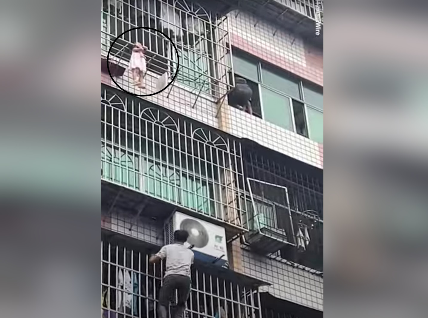 Κίνα: Βίντεο με τη διάσωση παιδιού που κρέμεται από τον 5ο όροφο πολυκατοικίας