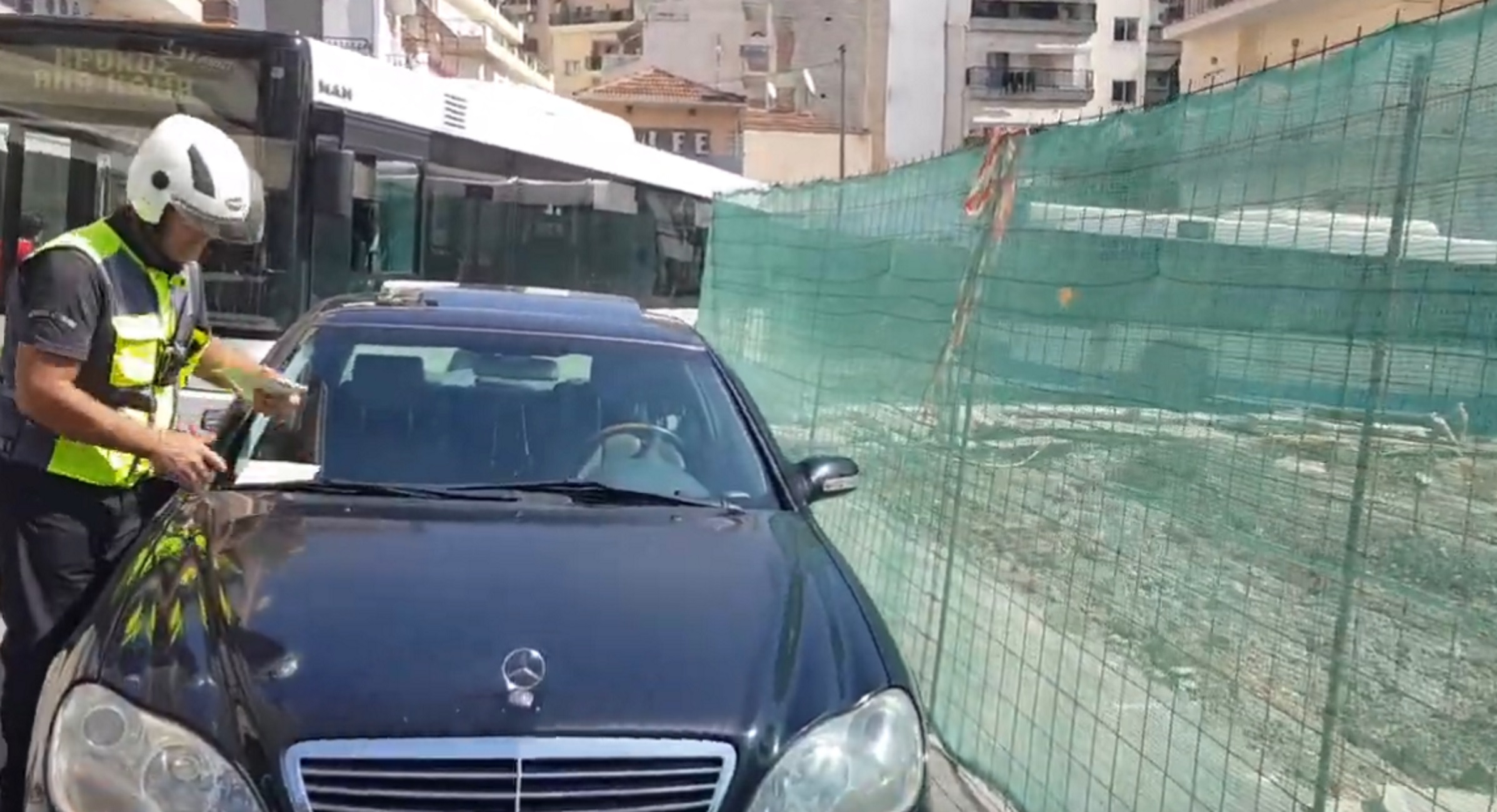 Κοζάνη: Η απίστευτη δικαιολογία οδηγού για το παράνομο παρκάρισμα που έφερε κυκλοφοριακό χάος