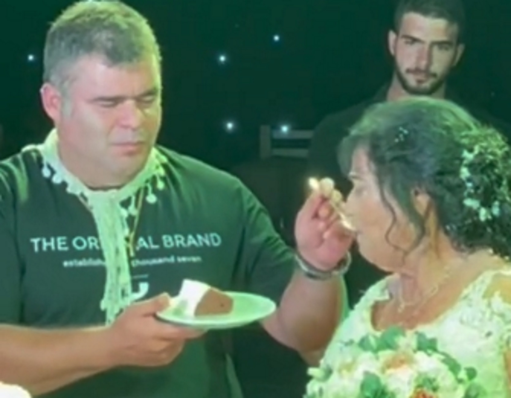 Κρήτη: Ο γάμος, η τούρτα και ο πρώτος χορός του 41χρονου Κωστή με την 82χρονη Παρασκιώ