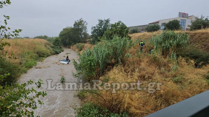 Λαμία: Η στιγμή διάσωσης οδηγού από τα ορμητικά νερά του Ξηριά