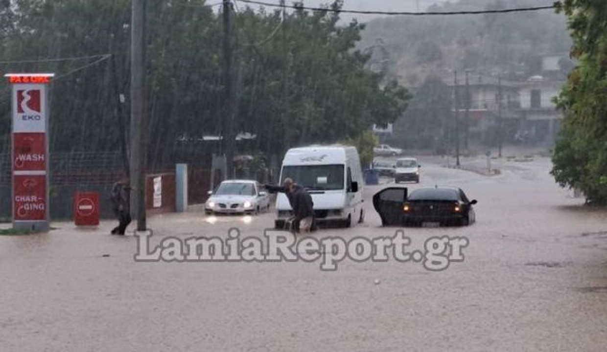 Κακοκαιρία Daniel – Λαμία: Πλημμύρισε ο δρόμος προς το νοσοκομείο – Έχουν κολλήσει αυτοκίνητα