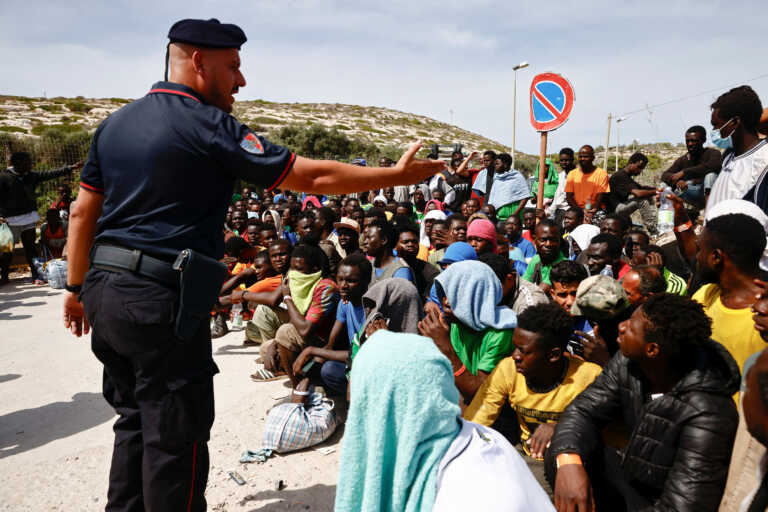 Η κυβέρνηση Μελόνι στην Ιταλία παίρνει νέα μέτρα για τους πρόσφυγες