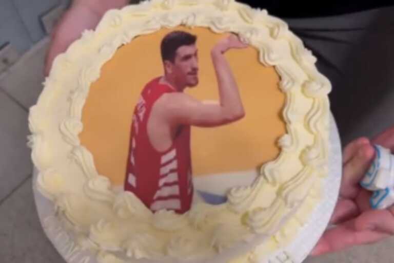 Ολυμπιακός: Η τούρτα κόμπρα του Γιάννουλη Λαρεντζάκη