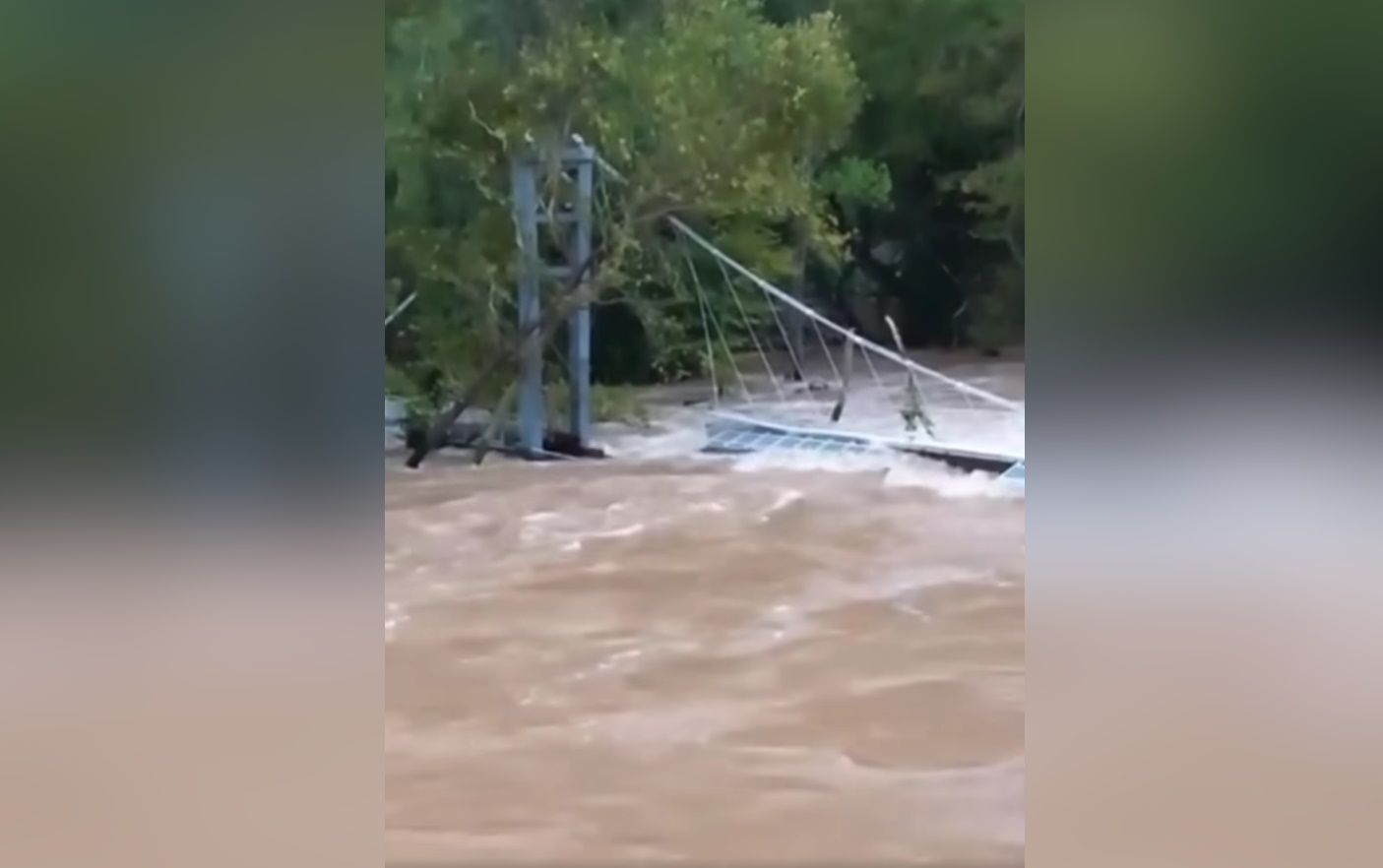 Κακοκαιρία – Λάρισα: Από ένα συρματόσχοινο κρέμεται η πεζογέφυρα της Κοιλάδας των Τεμπών, κλειστή παραμένει η Εθνική Οδός