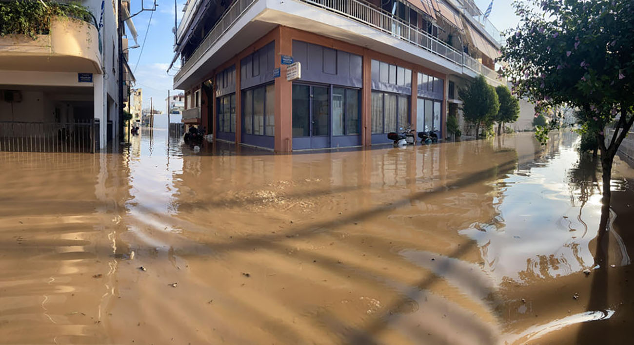 Πλημμυρισμένος δρόμος κατά τη διάρκεια της κακοκαιρίας Daniel, στη Λάρισα, την Παρασκευή 08 Σεπτεμβρίου 2023. Στην εκκένωση 3 χωριών της Λάρισας προχωρούν οι Αρχές, με τη Θεσσαλία να δίνει μάχη με τα ορμητικά νερά προκαλούν πλημμύρες μέσα στην πόλη ενώ έχουν ήδη καλύψει ολόκληρα χωριά στην Καρδίτσα, μετά το πέρασμα της φονικής κακοκαιρίας Daniel. ΑΠΕ-ΜΠΕ