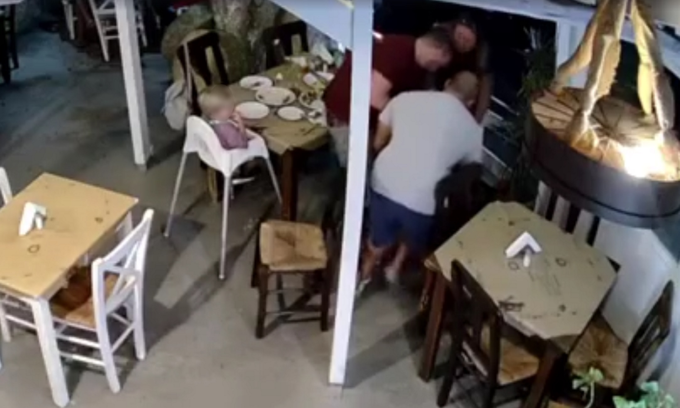Κρήτη: Βίντεο με τη διάσωση 5χρονης σε ταβέρνα που κινδύνευε να πνιγεί από φαγητό μπροστά στους γονείς της