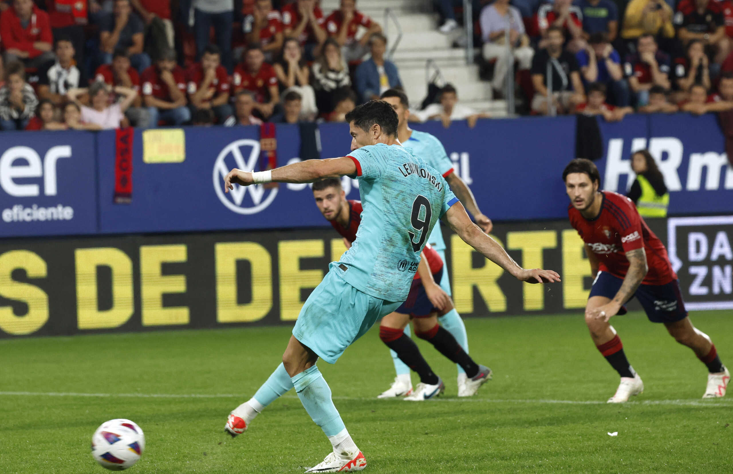 Soccer Football - LaLiga - Osasuna v FC Barcelona - El Sadar Stadium, Pamplona, Spain  - September 3, 2023 FC Barcelona's Robert Lewandowski scores their second goal from the penalty spot REUTERS