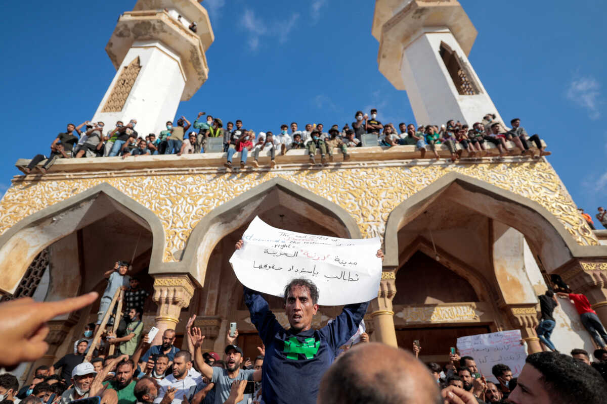 Λιβύη: Διαδηλώσεις στην Ντέρνα κατά των υπευθύνων της καταστροφής – Δύτες ανασύρουν πτώματα