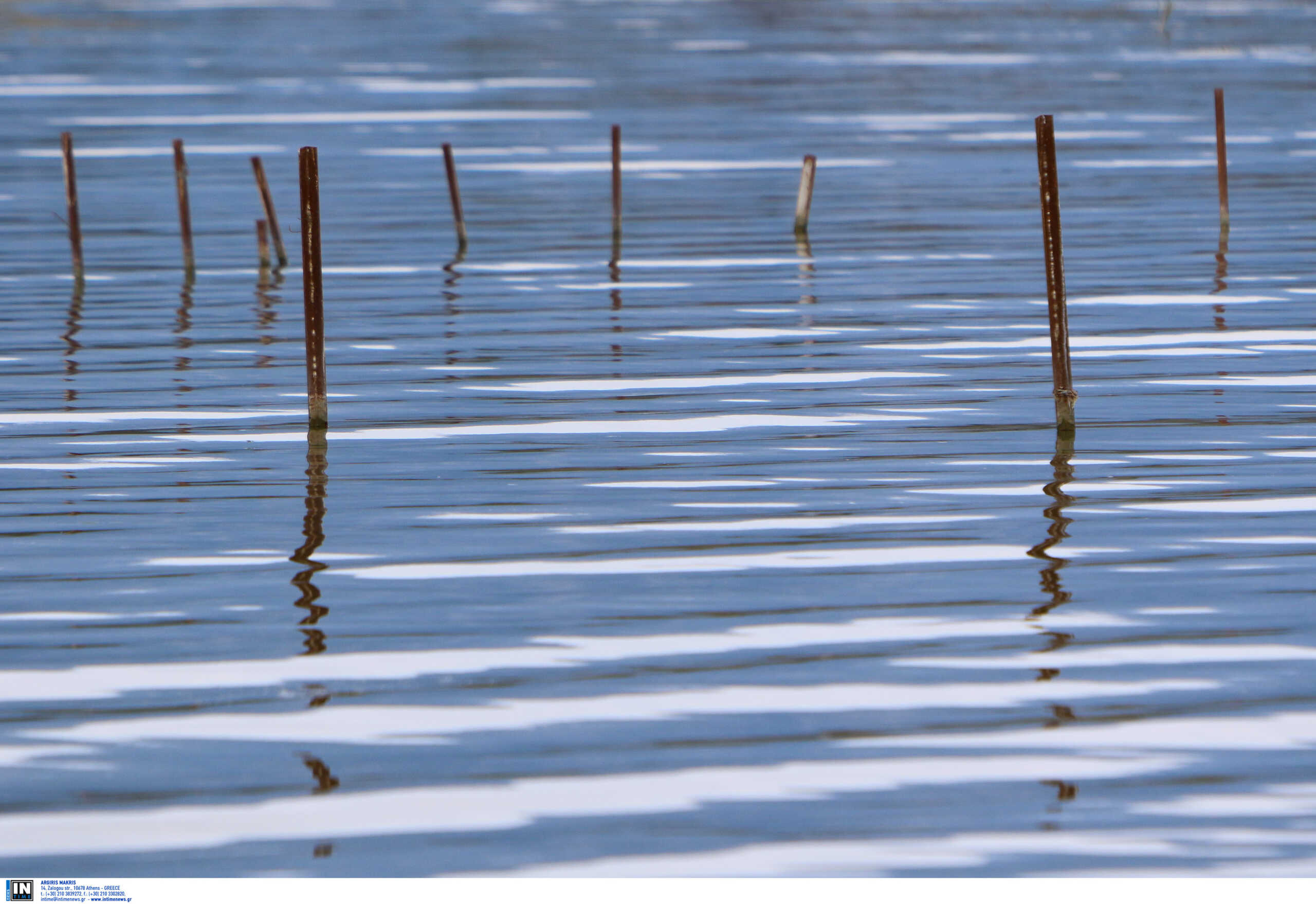 Θεσσαλία: Παραμένει ο κίνδυνος στη λίμνη Κάρλα – Δεν ανεβαίνει η στάθμη αλλά πιέζονται τα αναχώματα