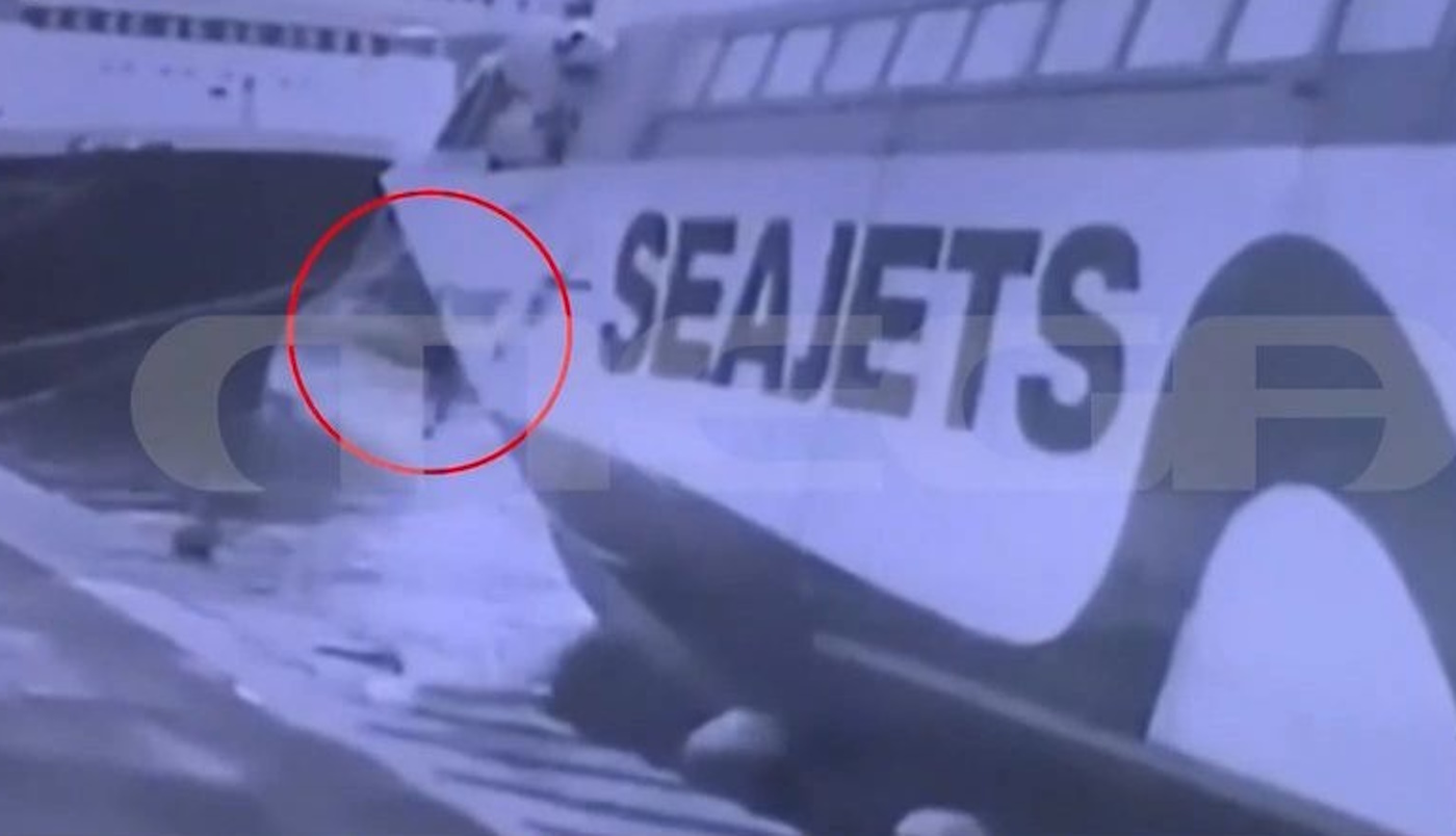 Speedrunner Jet: Η στιγμή που οι δύο ναυτικοί πέφτουν στη θάλασσα – Βίντεο ντοκουμέντο