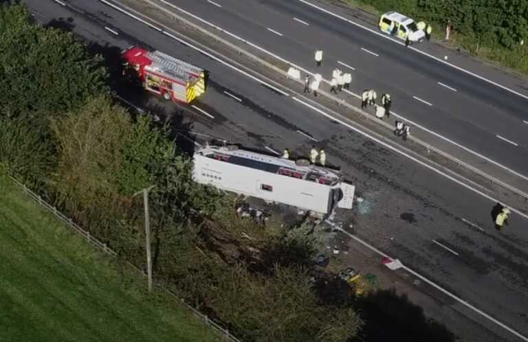 Τραγωδία στο Λίβερπουλ με ανατροπή σχολικού λεωφορείου! Νεκρός ο οδηγός και μια 14χρονη μαθήτρια