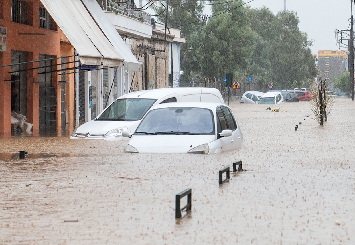 Αυτοκίνητα σε πλημμυρισμένο δρόμο στο Βόλο, την Τρίτη 5 Σεπτεμβρίου 2023. Το 112 ήχησε στις 09:45 στους κατοίκους του Βόλου και της Μαγνησίας επισημαίνοντας τον αναγκαίο περιορισμό των μετακινήσεων, λόγω του φαινομένου της κακοκαιρίας που βρίσκεται σε πλήρη εξέλιξη. Κλειστές είναι σήμερα οι δημόσιες και οι δημοτικές Υπηρεσίες στον Βόλο και τη Μαγνησία λόγω της κατάστασης που επικρατεί από την σφοδρή κακοκαιρία και τα πλημμυρικά φαινόμενα. Για τον λόγο αυτό οι εργαζόμενοι δεν μετέβησαν στις δουλειές τους.  Το πρόβλημα επιτείνεται στην πόλη του Βόλου, κυρίως στο κέντρο, όπου από την συνεχόμενη καταιγίδα έχουν πλημμυρίσει όλοι οι δρόμοι και έχουν ακινητοποιηθεί εκατοντάδες αυτοκίνητα στις λεωφόρους Λαμπράκη, Δημητριάδος, Ιάσονος, Αργοναυτών, Λαρίσης και Αθηνών και οι κάθετοι δρόμοι κατεβάζουν από τα ορεινά, λόγω τεράστιες ποσότητες βρόχινου νερού που δεν μπορεί να απορροφήσει το δίκτυο αποχέτευσης. ΑΠΕ-ΜΠΕ