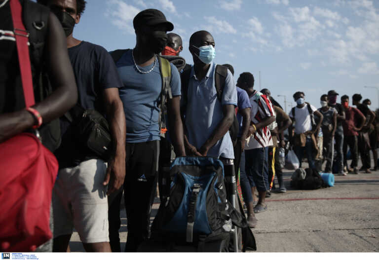 Financial Times: Η Ελλάδα θα ενσωματώσει 300.000 μετανάστες εν μέσω έλλειψης εργατικού δυναμικού