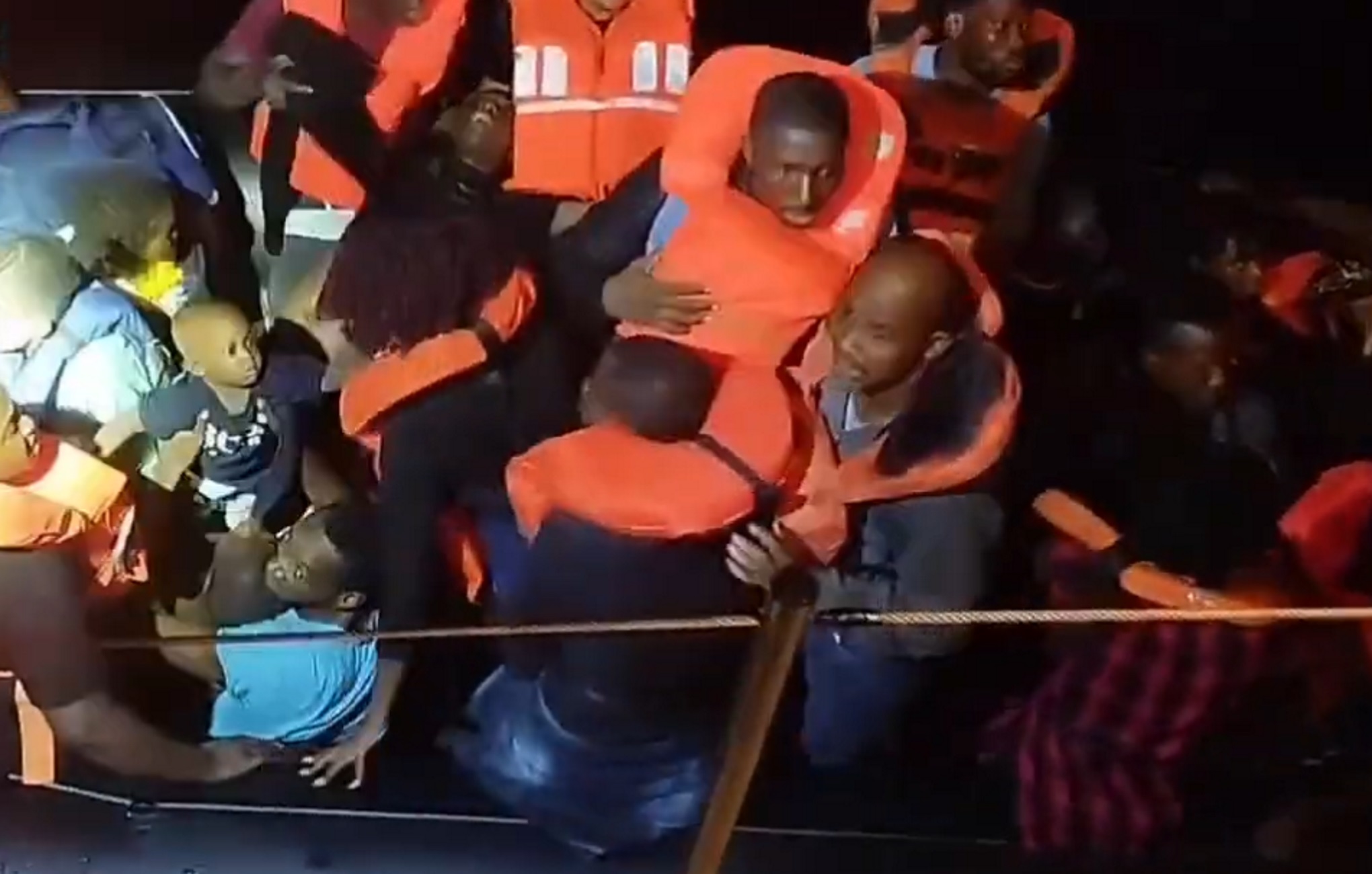 Σάμος: Βίντεο του λιμενικού από επιχείρηση διάσωσης 47 μεταναστών στο Αιγαίο