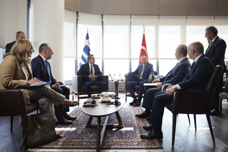 Συνάντηση μίας ώρας είχαν Μητσοτάκης - Ερντογάν - «Ζεστό και φιλικό κλίμα» μεταδίδουν τα τουρκικά ΜΜΕ