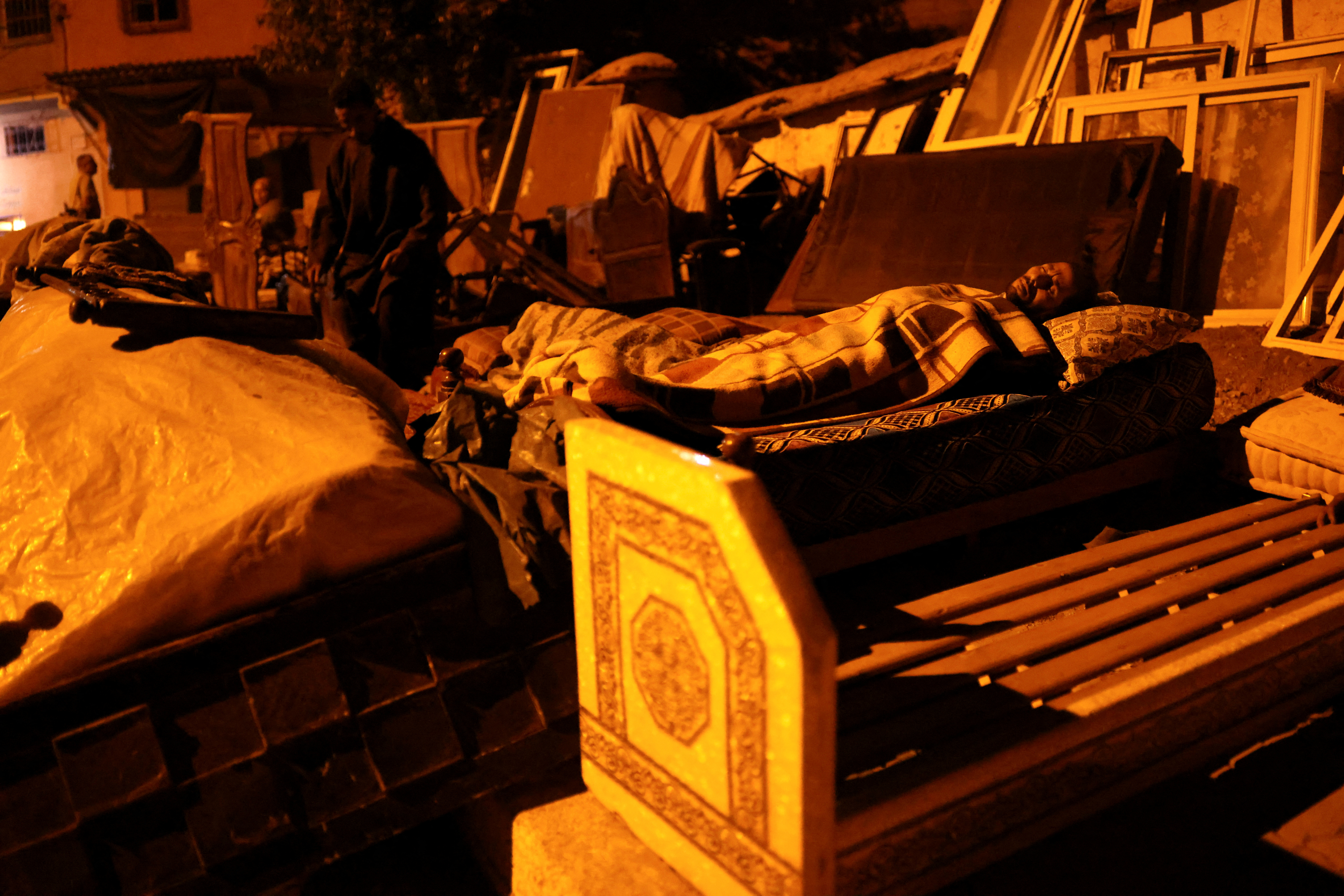 Μαρόκο: Σκάβουν μαζικούς τάφους για να θάψουν τους περισσότερους από 2.000 νεκρούς