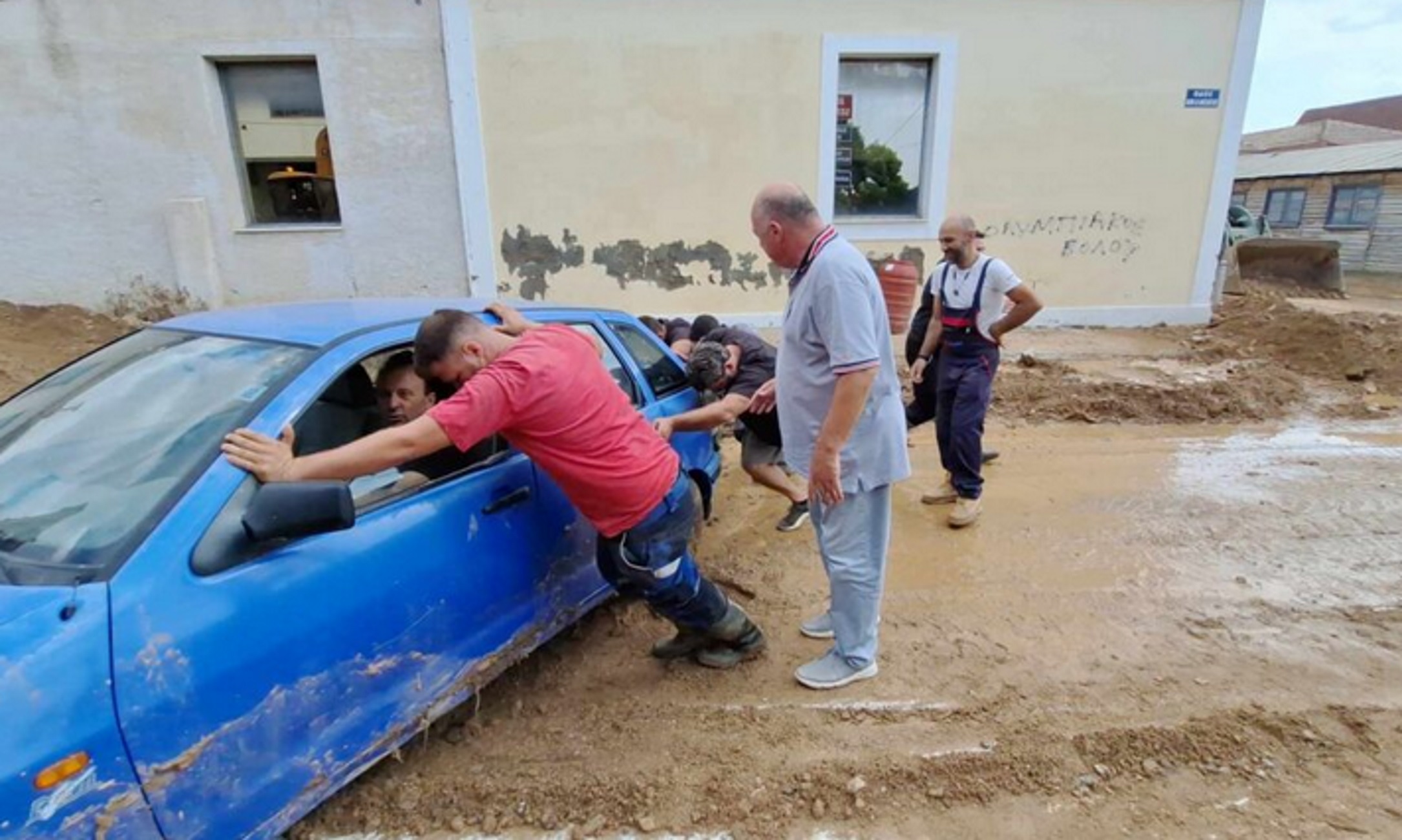 Αχιλλέας Μπέος: «Σπρώξτε κα@λ@@ρόπαιδα» – Έτσι εμψύχωσε άντρες που έσπρωχναν αυτοκίνητα