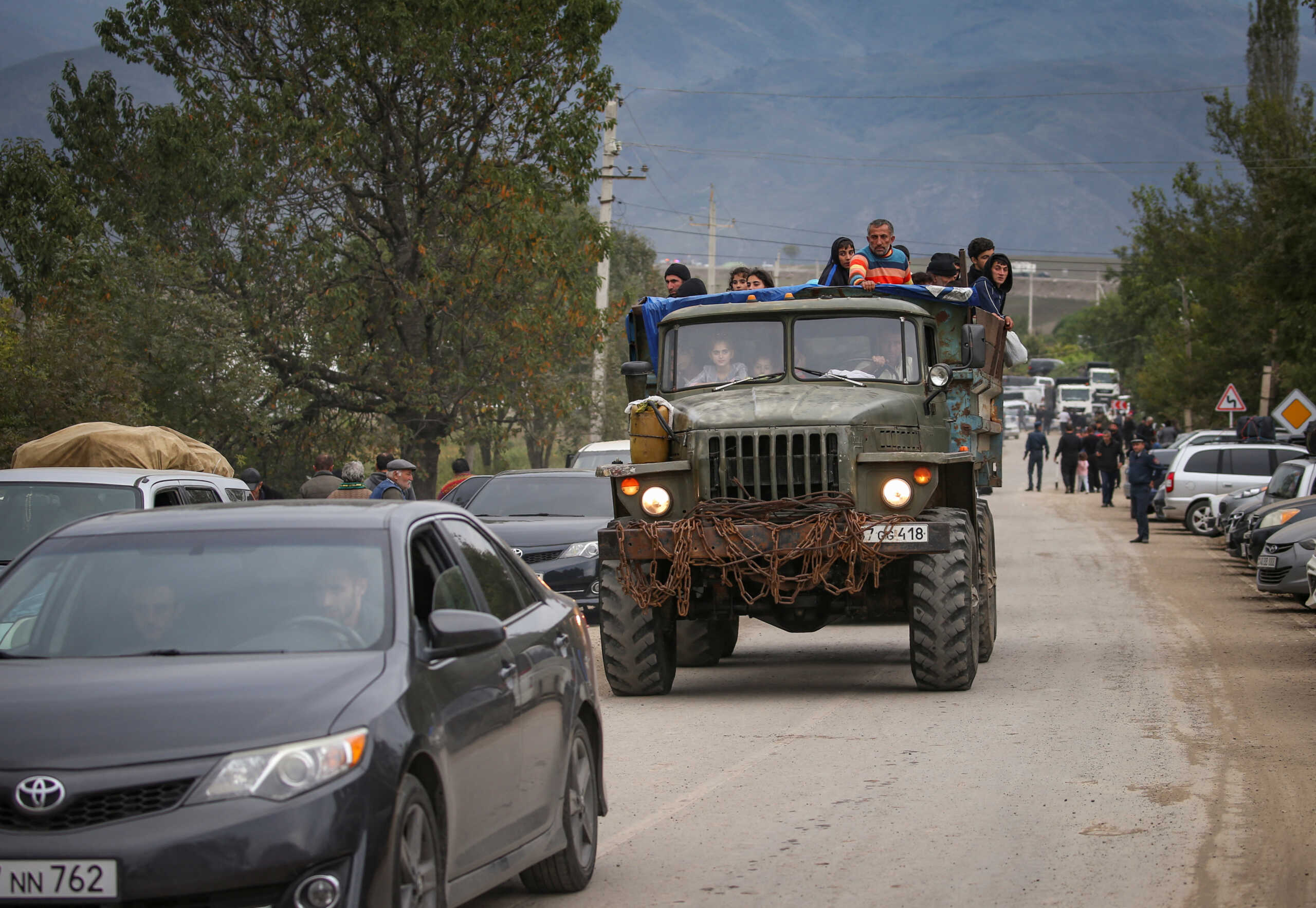 Refugees from Nagorno-Karabakh region arrive by truck in the border village of Kornidzor, Armenia, September 26, 2023. REUTERS