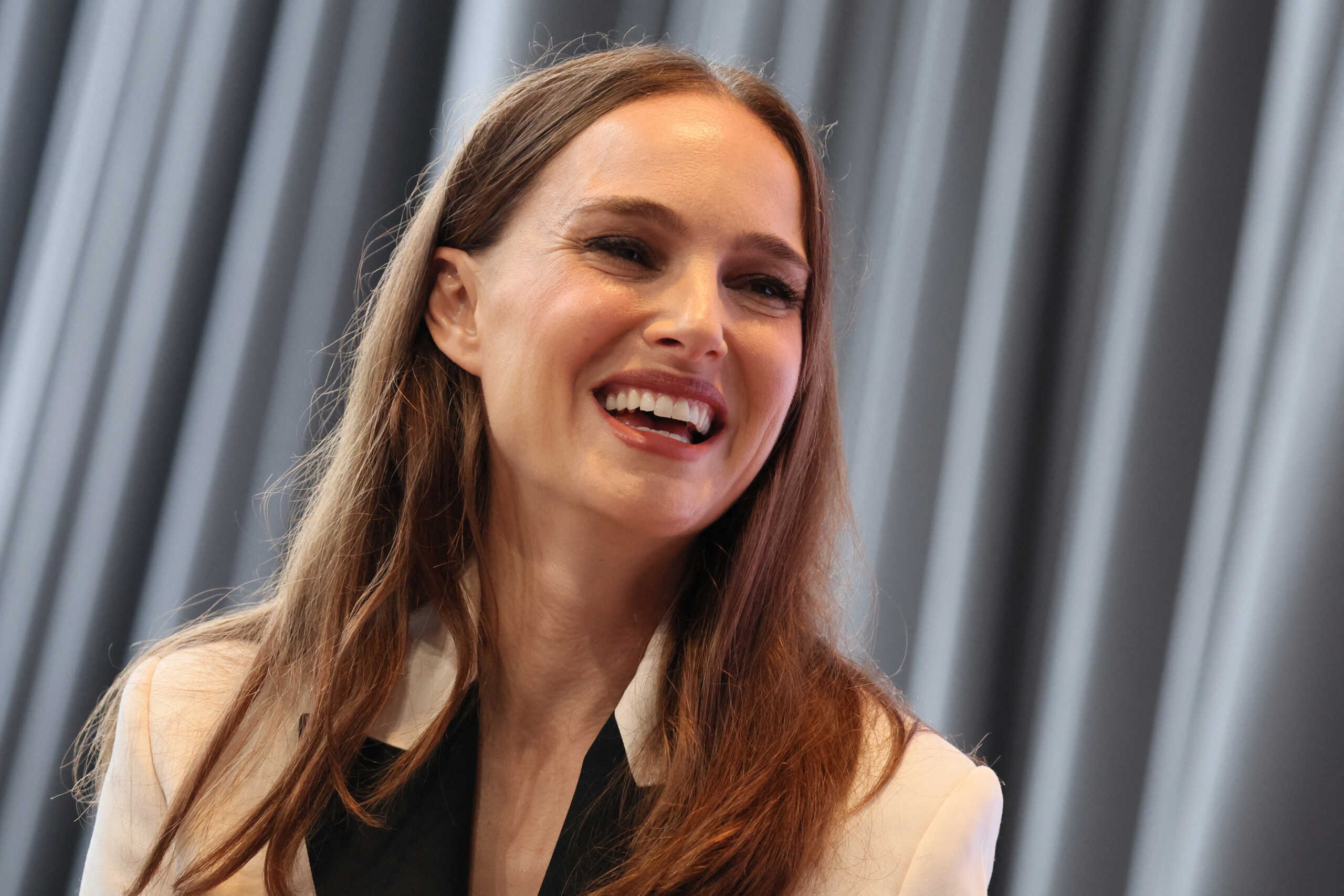 Η Natalie Portman και η Julianne Moore αποκαλύπτουν σκοτεινές αλήθειες στο τρέιλερ του «May December»