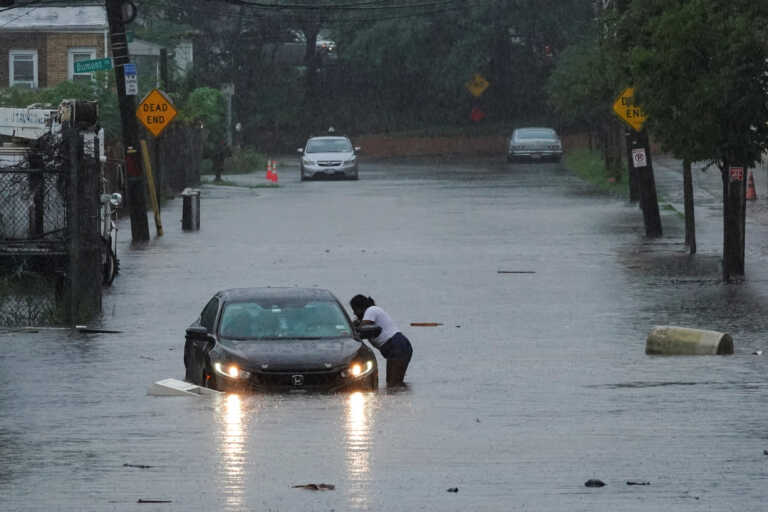 Οι καταρρακτώδεις βροχές «νέα κανονικότητα», δηλώνει η κυβερνήτρια της Νέας Υόρκης