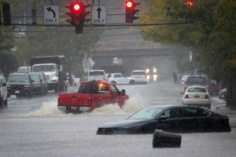Βούλιαξε η Νέα Υόρκη από τις σφοδρές βροχοπτώσεις της καταιγίδας Ophelia -  Λιμνοθάλασσα θυμίζει η πόλη