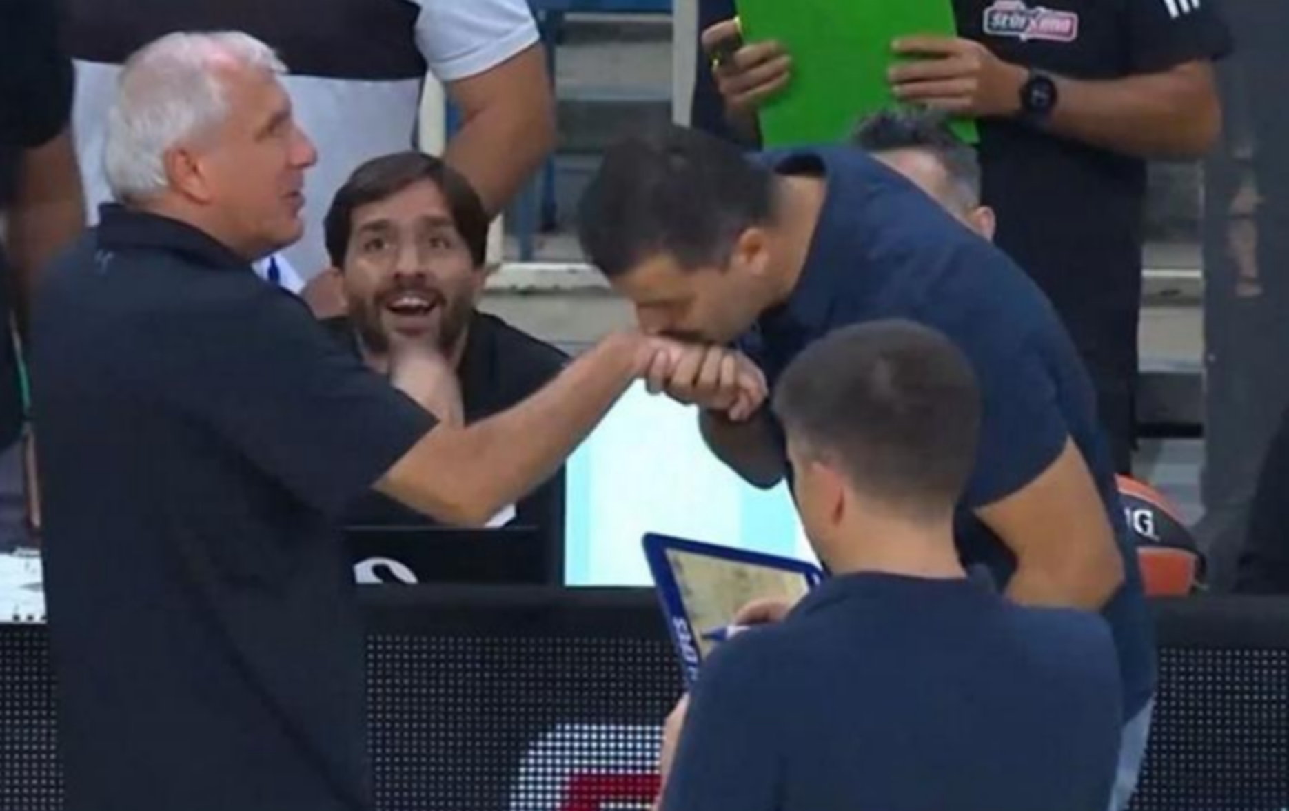 O Ερντέμ Τσαν φίλησε το χέρι του Ζέλικο Ομπράντοβιτς