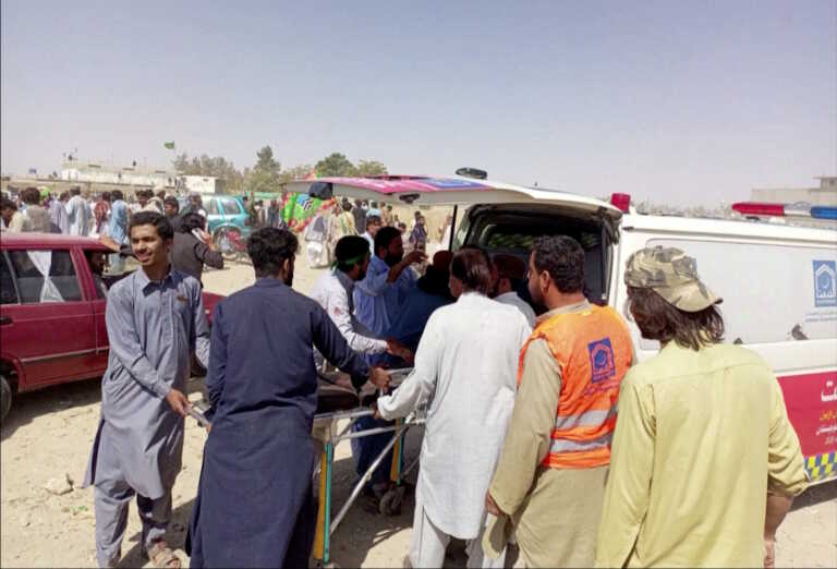 Λουτρό αίματος με 57 νεκρούς μετά από επίθεση αυτοκτονίας και έκρηξη σε δύο περιοχές στο Πακιστάν