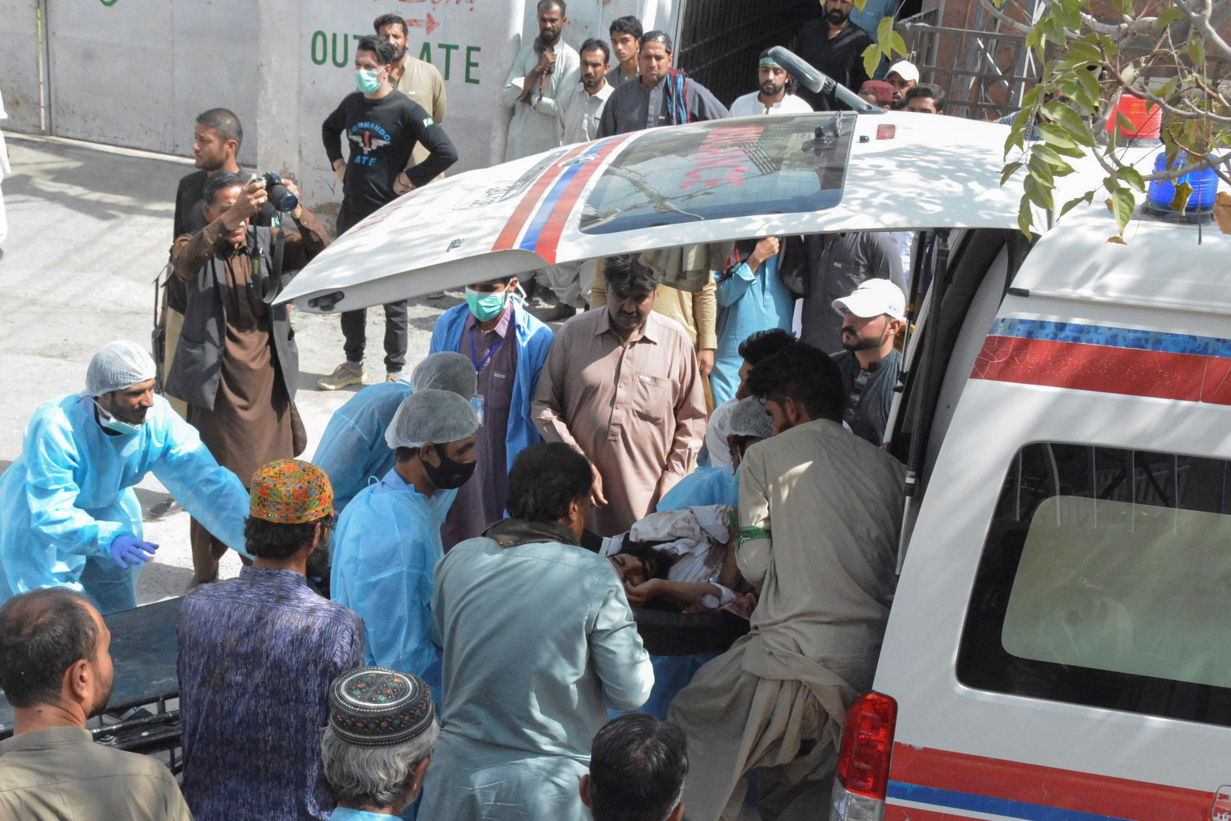 Πακιστάν: Τουλάχιστον 57 νεκροί και 60 τραυματίες από επίθεση αυτοκτονίας και έκρηξη σε δυο τεμένη
