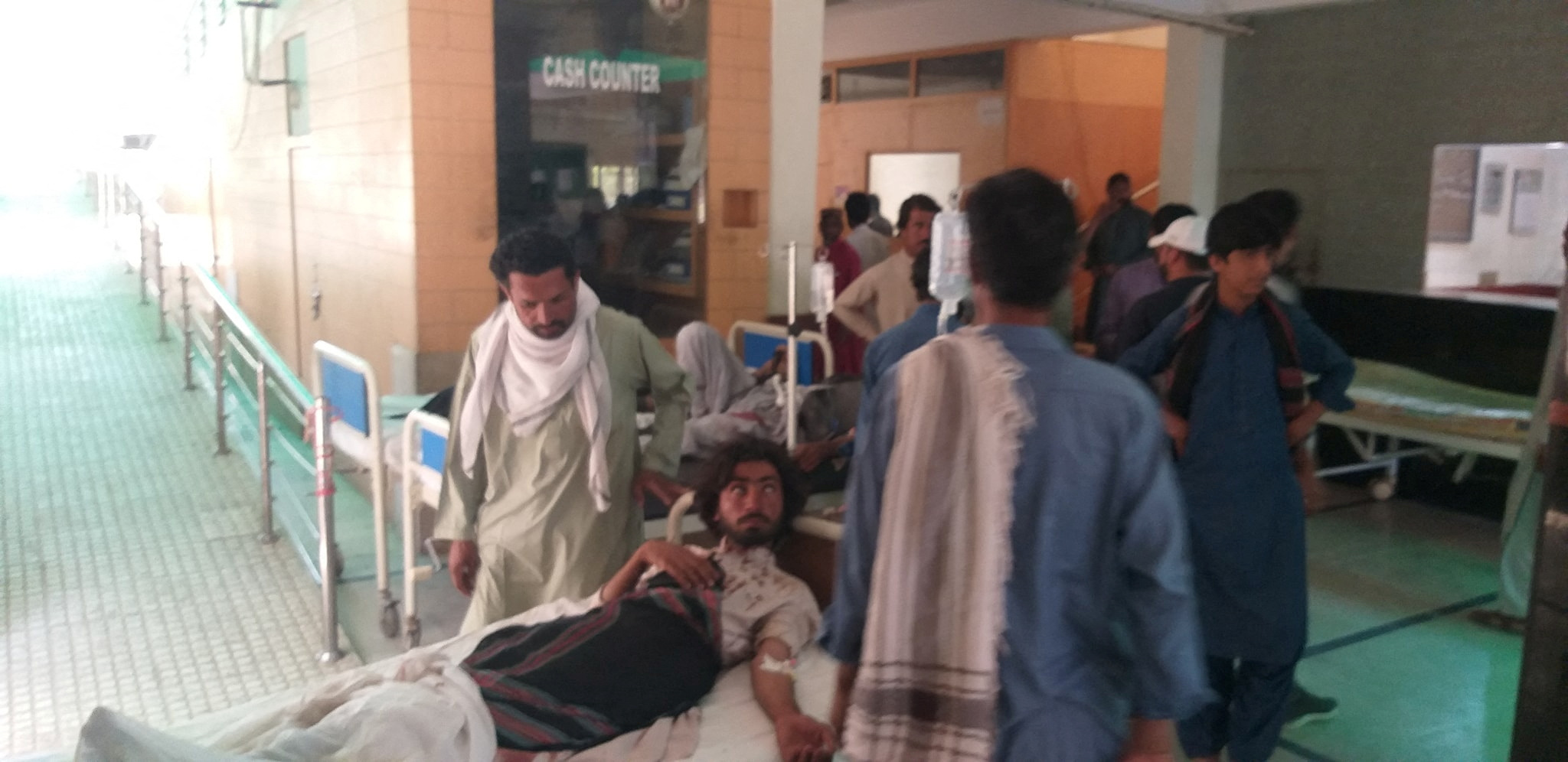Πακιστάν: Τουλάχιστον 57 νεκροί και 60 τραυματίες από επίθεση αυτοκτονίας και έκρηξη σε δυο τεμένη
