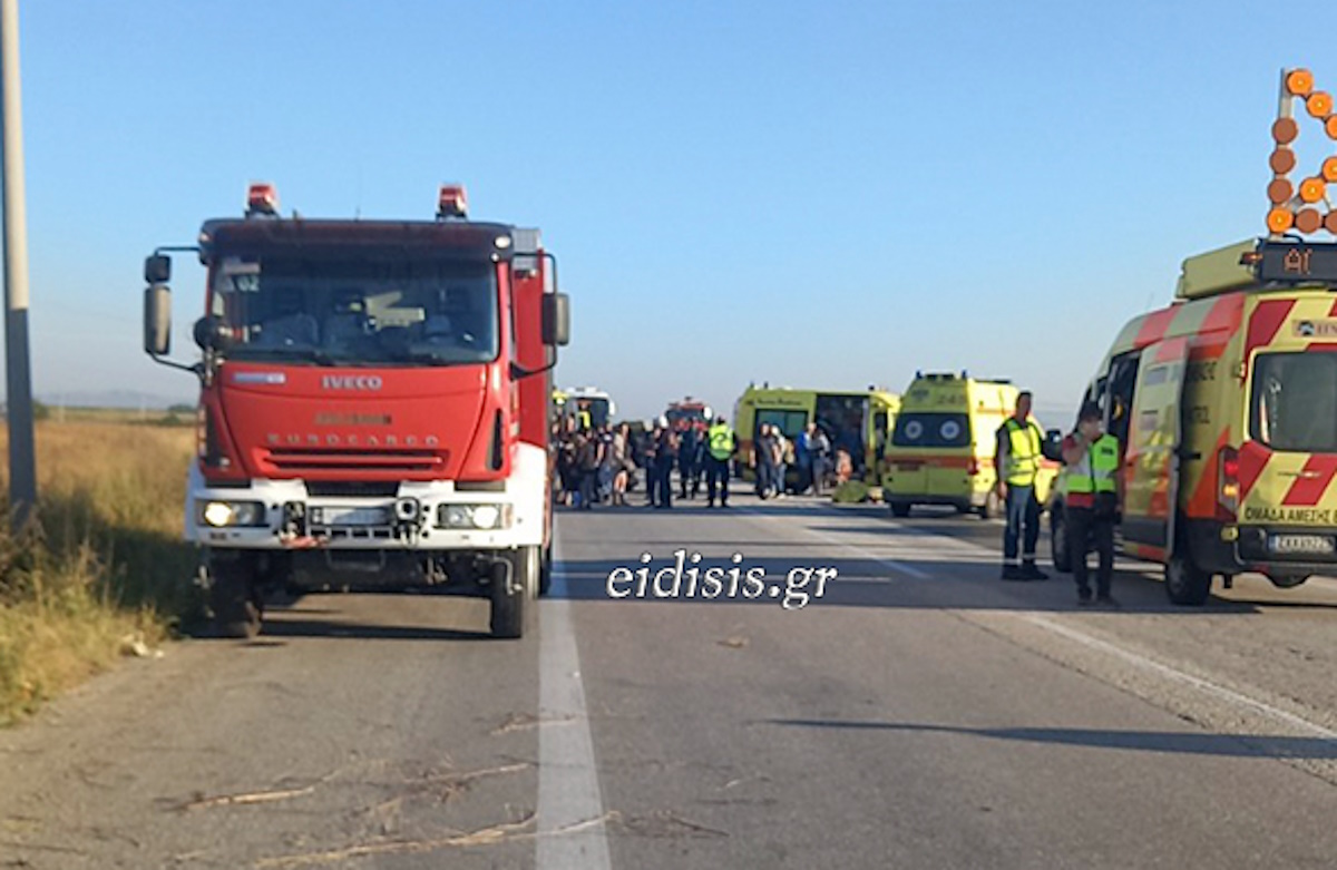 Τροχαίο με λεωφορείο και δύο οχήματα στο 521ο χιλιόμετρο του ΠΑΘΕ: Τρεις άνθρωποι χωρίς τις αισθήσεις τους και τραυματίες