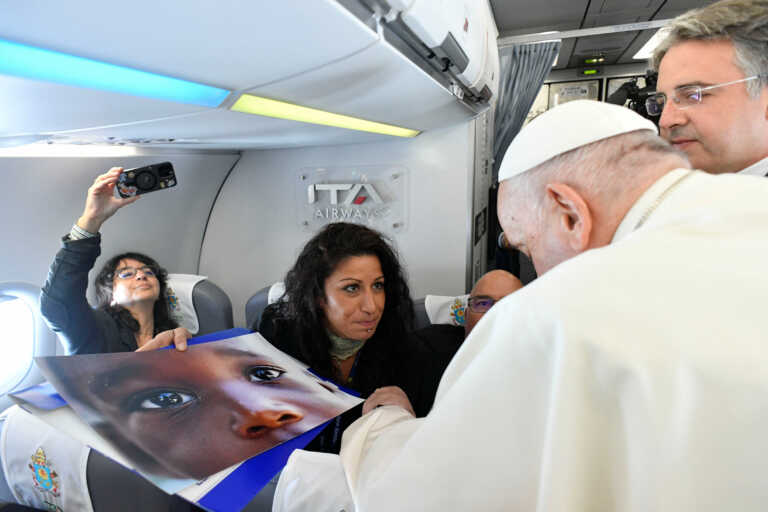 Η φωτογραφία ενός προσφυγόπουλου στη Λαμπεντούζα άγγιξε τον πάπα Φραγκίσκο