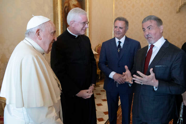 «Έτοιμος, ας πυγμαχήσουμε»! Ο Σιλβέστερ Σταλόνε... έπαιξε μποξ με τον Πάπα Φραγκίσκο