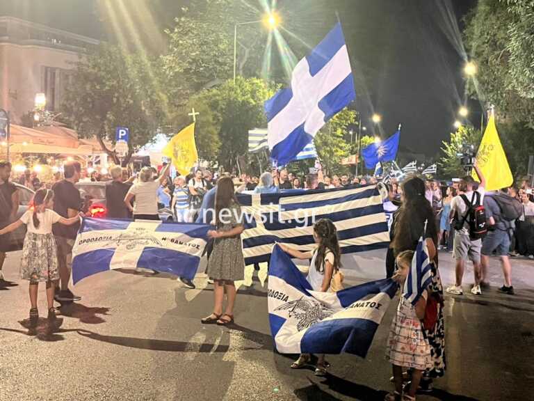 «Δεν θα τις βγάλουμε ποτέ» - Τραγουδούν και ψέλνουν 5.000 αρνητές στην πορεία για τις νέες ταυτότητες στη Θεσσαλονίκη