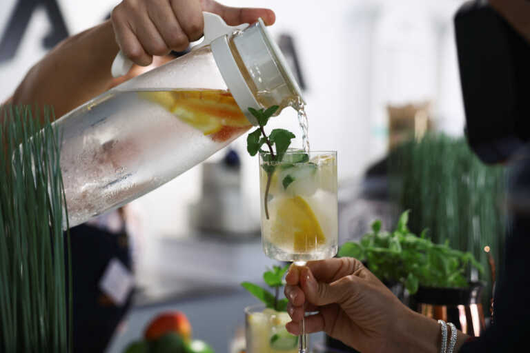 «Ντου» της ΑΑΔΕ στην Κέρκυρα - Φοροδιαφυγή, νοθευμένα ποτά, σφηνάκια από «υπολείμματα» και λουκέτο σε 28 μπαρ