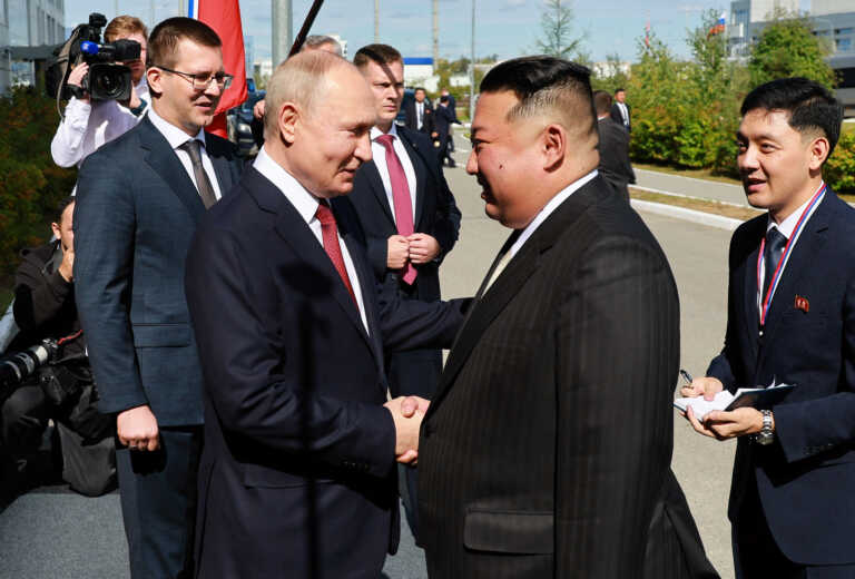 Θερμή υποδοχή Πούτιν σε Κιμ Γιονγκ Ουν με χειραψία 40 δευτερολέπτων - Ετοιμάζεται «deal» με δορυφόρους και πώληση όπλων