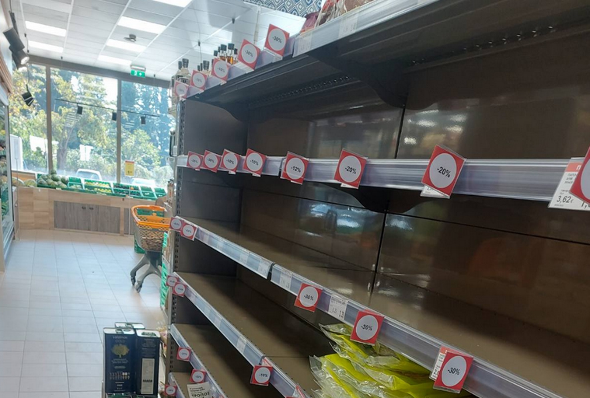 Κακοκαιρία – Λάρισα: Άδεια ράφια σε σούπερ μάρκετ και ελλείψεις σε τρόφιμα, φάρμακα και καύσιμα από τις πλημμύρες