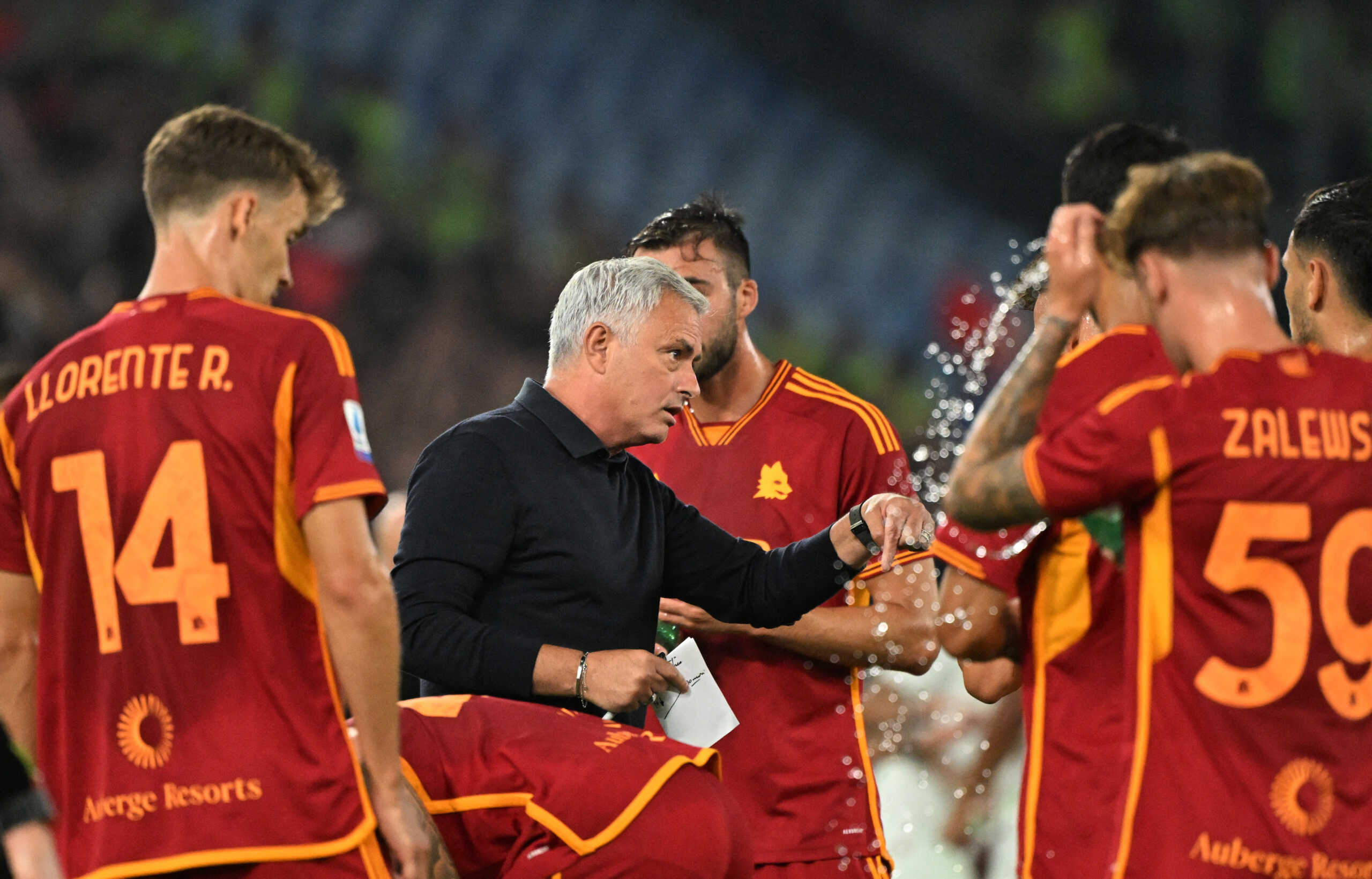 Soccer Football - Serie A - AS Roma v AC Milan - Stadio Olimpico, Rome, Italy - September 1, 2023 AS Roma coach Jose Mourinho talks to his players during a break in play REUTERS