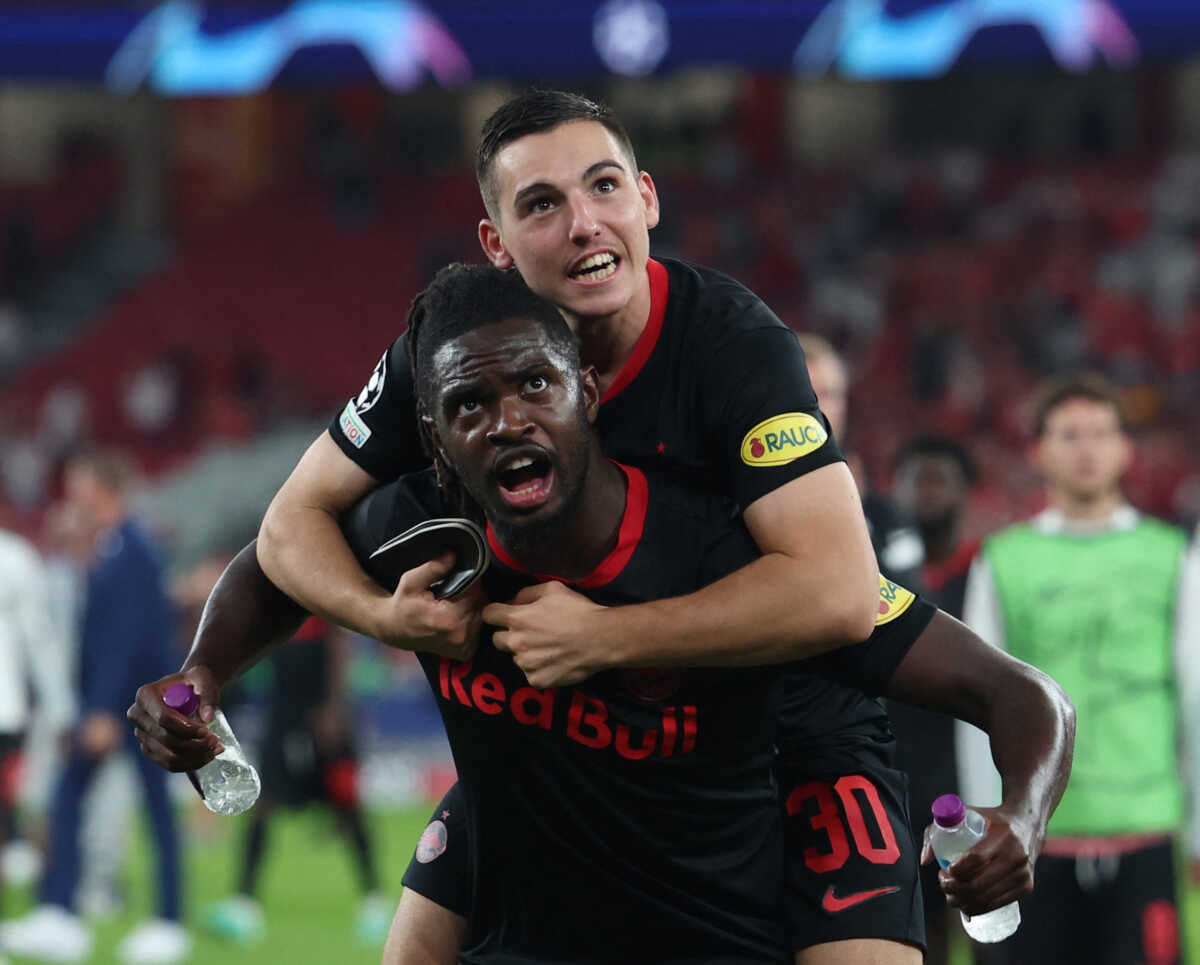 Soccer Football - Champions League - Group D - Benfica v FC Salzburg - Estadio da Luz, Lisbon, Portugal - September 20, 2023 FC Salzburg's Oscar Gloukh and Oumar Solet celebrate after the match REUTERS