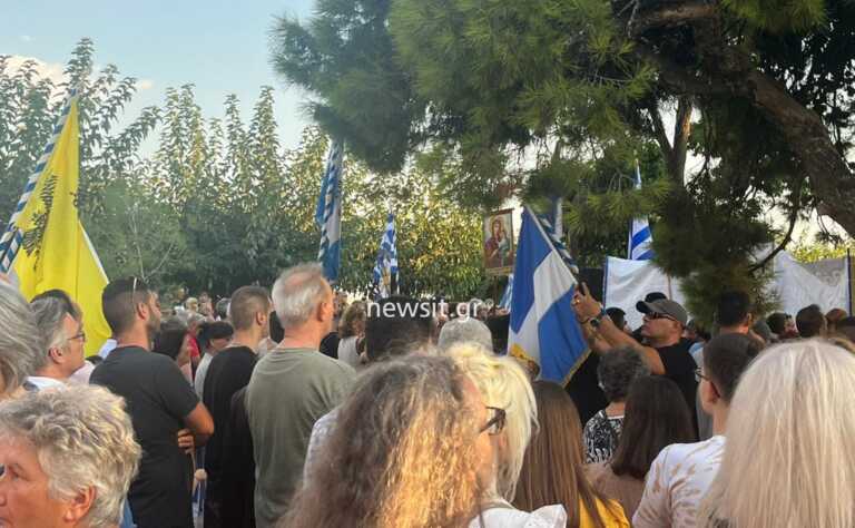 Εικόνες από το συλλαλητήριο για τις νέες ταυτότητες στη Θεσσαλονίκη - Προσευχές με σημαίες και εικόνες