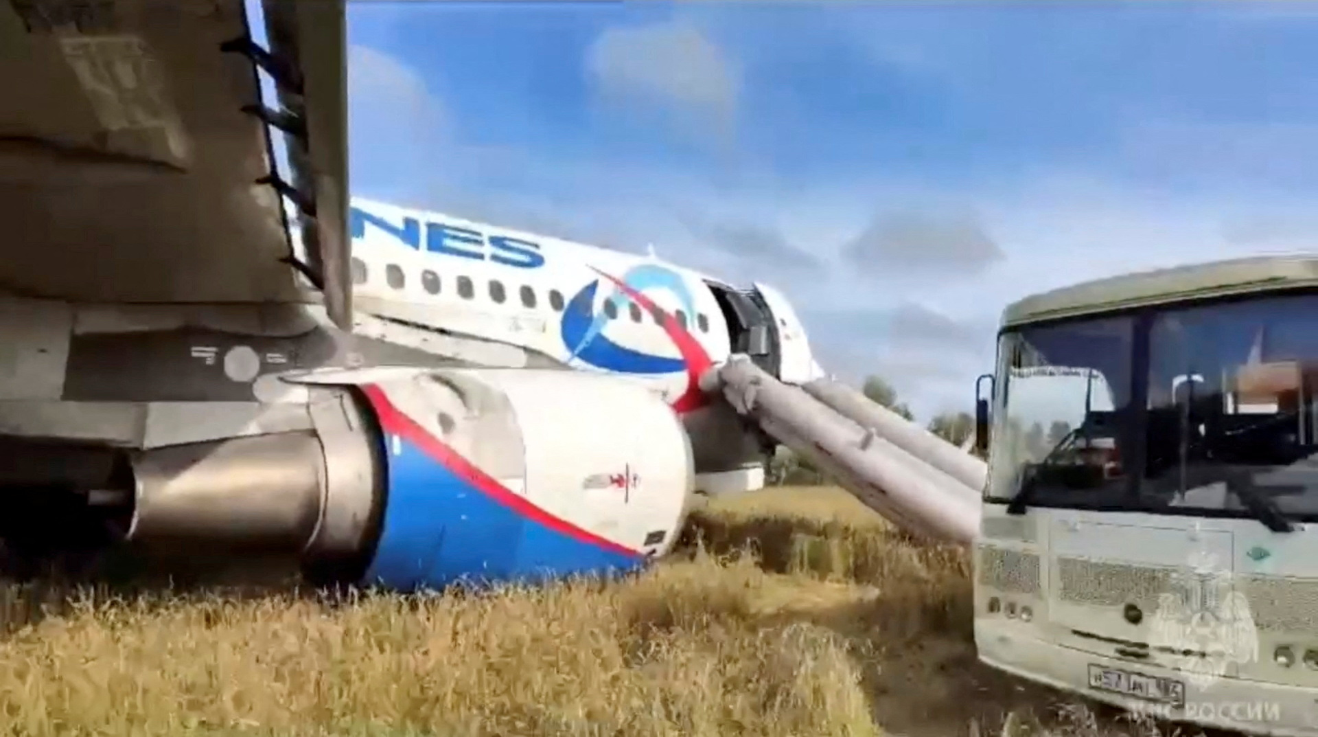 Ρωσία: Σε χωράφι έκανε αναγκαστική προσγείωση Airbus A320 – Άγνωστο τι πρόβλημα αντιμετώπιζε